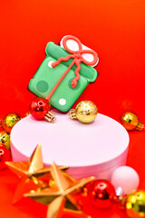 Imagen vertical de un fondo o rock up con plataforma blanca en fondo rojo navideño con adornos 