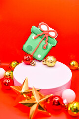 Imagen vertical de una galleta navideña con decoraciones al rededor y una plataforma blanca en medio para presentación de un producto