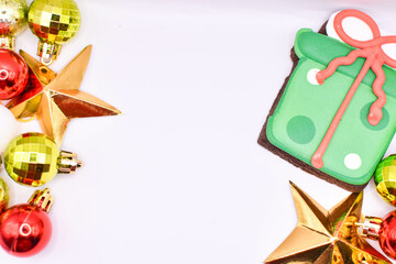 Imagen de fondo cenital navideña con decoraciones de esferas, estrella y regalos sobre un fondo blanco aislado