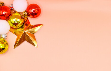 Imagen horizontal cenital de un fondo navideño color rosa con esferas y estrellas linda...
