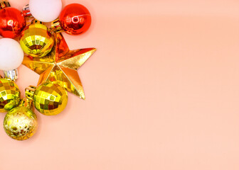 Imagen de fondo navideño color rosado o salmón con estrellas y esferas navideñas