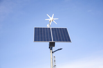Fotowoltaiczny panel z turbiną wiatrową generujący darmową energię. - obrazy, fototapety, plakaty