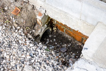 砂利とコンクリートの管