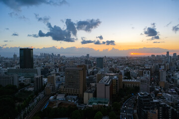 Fototapeta na wymiar 東京都 文京シビックセンター展望ラウンジから見る夕暮れの街並み