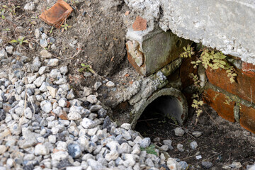 砂利とコンクリートの管