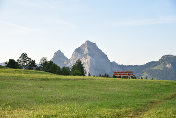 Aussicht auf dem Stoos auf Sitzbank und grossen sowie kleinen Mythen