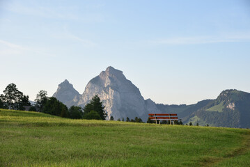 Aussicht auf dem Stoos auf Sitzbank und grossen sowie kleinen Mythen