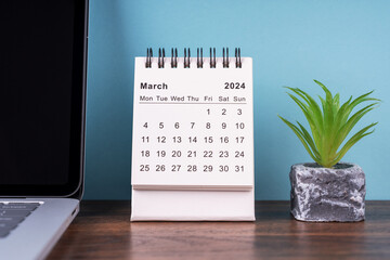 March 2024 desk calendar and potted plant - obrazy, fototapety, plakaty