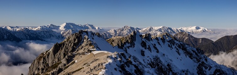 雪が残るアルプス連峰