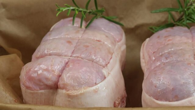 r&ocirc;ti de dinde, cru, en gros plan