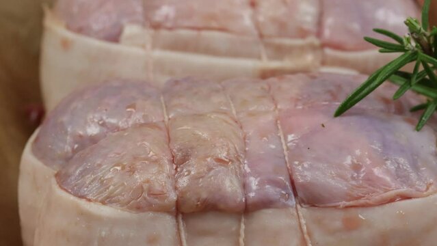 r&ocirc;ti de dinde, cru, en gros plan