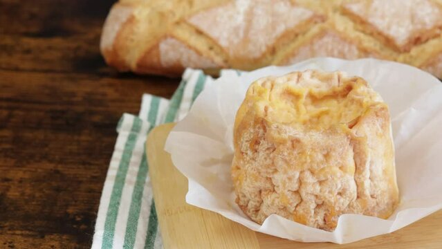 fromage langres et pain, gros plan