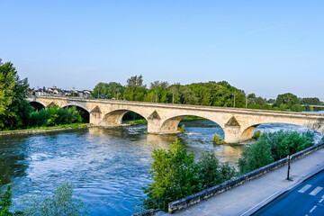 Orléans, Brücke, Pont Georges V, Steinbrücke, historische Brücke, Quai du Châtelet, La Loire, Fluss, Loiretal, Loire, Altstadt, historische Häuser, Frühling, Sommer, Frankreich