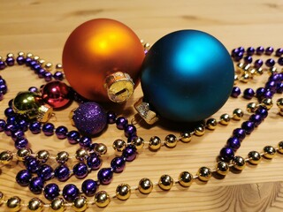 Weihnachtsschmuck auf einem Holztisch als Tischdekoration