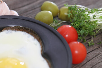 fried eggs with tomatoes