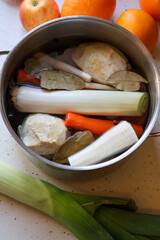 Przygotowywanie domowego rosołu- warzywa (pietruszka, seler, marchew, por) w garnku wraz z...