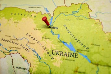 Landkarte von der Ukraine mit roten Pin auf Kiew