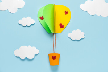 Paper hot air balloon with clouds on blue background. Valentine's Day celebration - obrazy, fototapety, plakaty