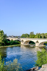 Fototapeta premium Orléans, Brücke, Pont Georges V, Steinbrücke, historische Brücke, Quai du Châtelet, La Loire, Fluss, Loiretal, Loire, Altstadt, historische Häuser, Frühling, Sommer, Frankreich