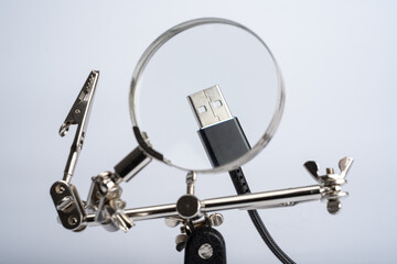 Hands Free Magnifying Glass with Crocodile Clips Holding connector port peripheral computer usb cable