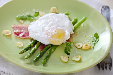 Salad with green asparagus
