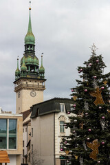 Tschechien: Weihnachtliches Brünn-Brno: Turm des Alten Rathauses mit Christbaum