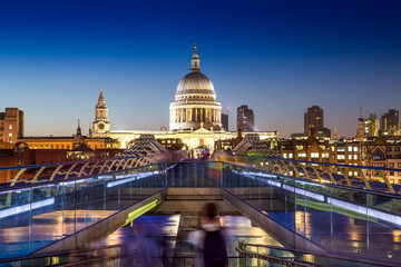 Millennium Bridge and St Paul's Cathedral in London at night - obrazy, fototapety, plakaty