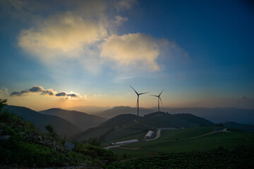 풍력 발전기가 있는 새벽 산 위 풍경