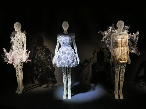 Futuristic dresses form Iris Van Herpen, avant-garde fashion  designer :
