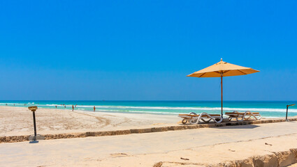 Słoneczna plaża nad oceanem Oman Salalah