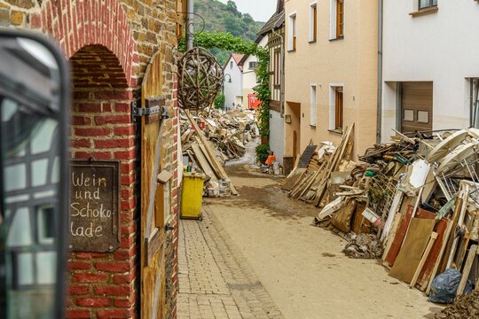 Eine Stra&szlig;e in Dernau nach der Flutkatastrophe im Ahrtal im Juli 2021.