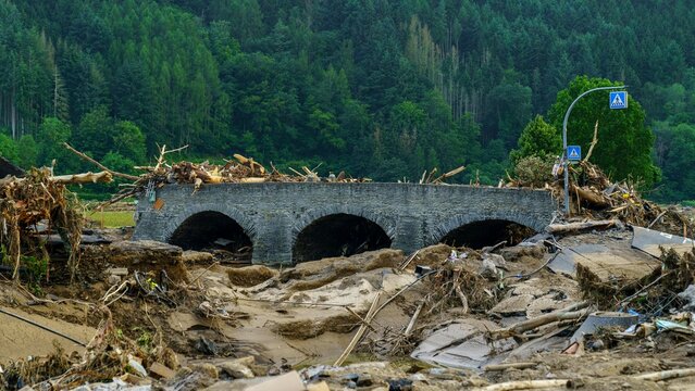Die Nepomuk B&uuml;rcke &uuml;ber die Ahr bei Rech nach der Flutkatastrophe im Juli 2021. Diese denkmalgesch&uuml;tzte Br&uuml;cke wurde 2023 abgerissen.