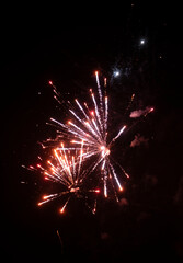 Fototapeta na wymiar Feuerwerk im Nachthimmel, rot 