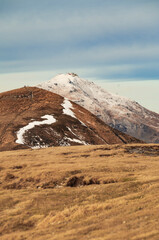 Paesaggio di montagna in inverno senza neve