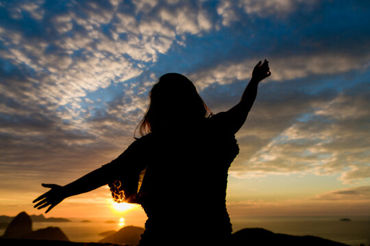 Mulher no por do sol