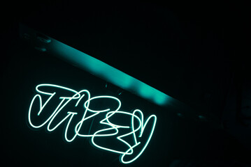 Neón azul con el texto Jazzy en una discoteca