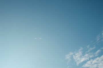Cielo azul con algunas nubes en un día muy soleado