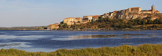 Photo Bages village étang de Bages Aude lagune littoral audois Languedoc Roussillon Occitanie Sud...