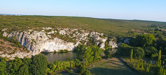Photo aérienne Vidourle Roque d'Aubais falaises calcaires pays de Lunel vallée du Vidourle Languedoc Roussillon Hérault France  paysage garrigue et fleuve côtier Artenseo © Artenseo