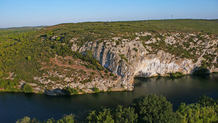 Photo aérienne Vidourle Roque d'Aubais falaises calcaires pays de Lunel vallée du Vidourle...