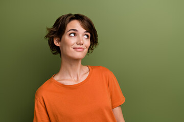 Photo of satisfied girlish woman with bob hairstyle dressed orange t-shirt look at discount empty...
