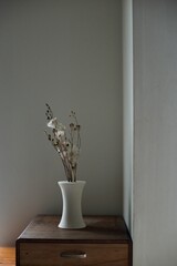 光に照らされる花瓶に入れたドライフラワー