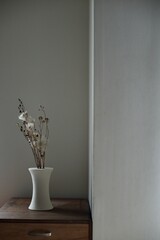 光に照らされる花瓶に入れたドライフラワー