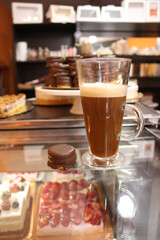 capuccino con Alfajor en una cafeteria