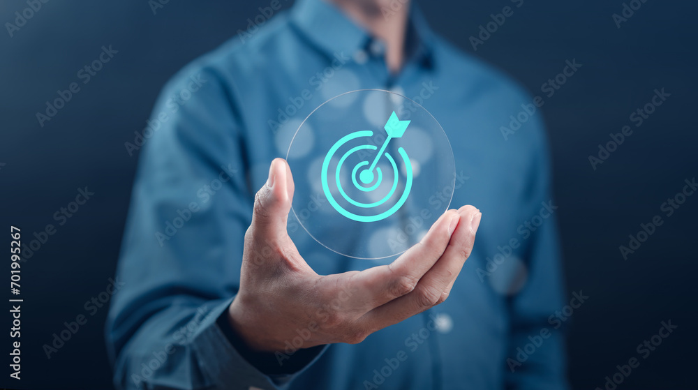 Aufkleber hand holding target icon which for planning development leadership and customer target group concept