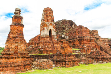 Another angle of the ruins of Wat Mahathat Historical park