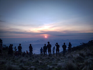 Fototapeta premium Silhouette of a mountain climber against a beautiful sunset background