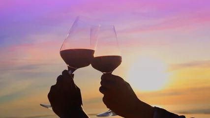 Foto auf Glas Happy dinner near sea on sunset  scene and romantic couple or friendship which happy moment relaxing on the beach © SASITHORN