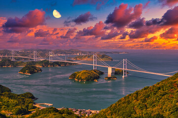しまなみ海道の来島海峡大橋と美しい夕景