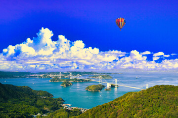 しまなみ海道の来島海峡大橋上空を飛行するバルーン